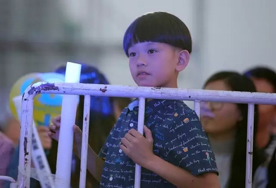 正是你們的笑容，才讓我們有了繼續(xù)前行的動力，哪怕風(fēng)雨兼程。