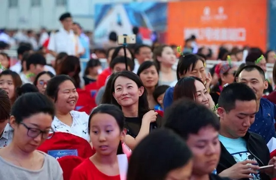 正是你們的笑容，才讓我們有了繼續(xù)前行的動力，哪怕風(fēng)雨兼程。