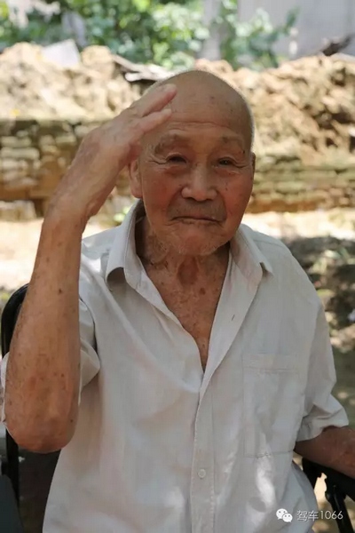 老兵身子骨不行了，九十多歲了……也許軍禮不那么標(biāo)準(zhǔn)了，但是這一幕還是感動(dòng)到了我們……