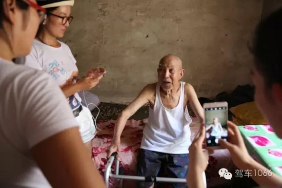 老兵老兵，你的勛章呢，國家給你的那個(gè)？