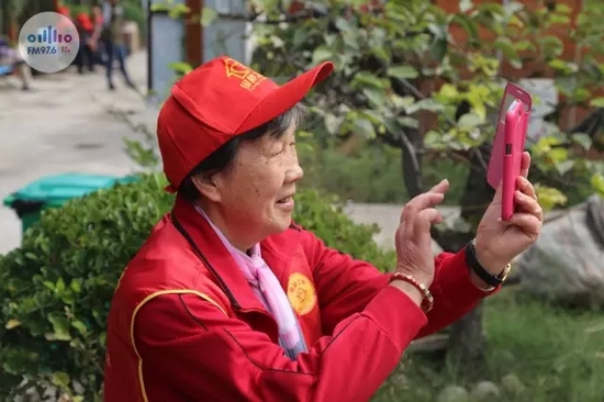 爺爺奶奶叔叔阿姨被盛運莊園的景致吸引，紛紛拍照留影