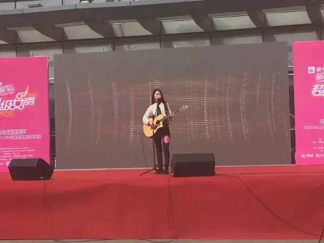 第一位自彈自唱的女生，魅力無法阻擋！