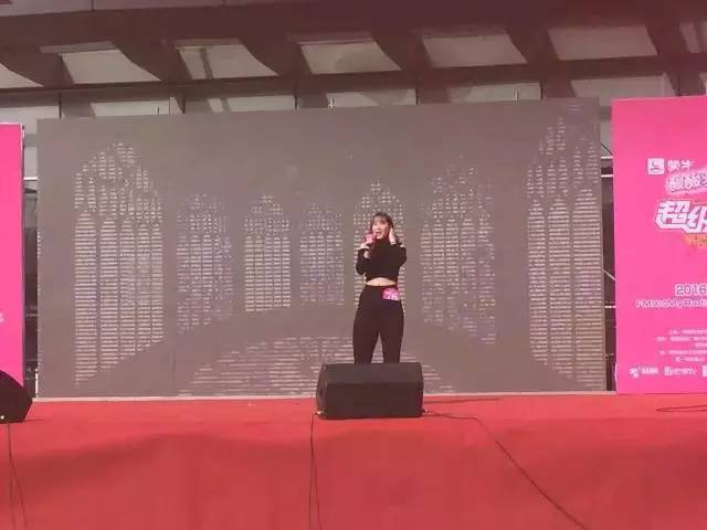 這pose一看就是在飆高音，猜猜看她唱的是哪首歌？