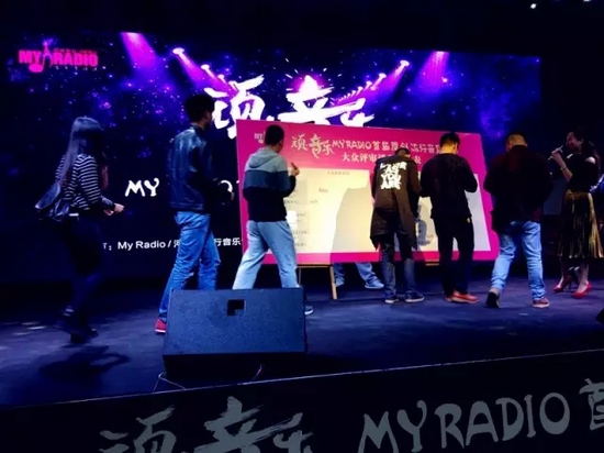 精彩的演唱后聽眾評審團上臺進行投票