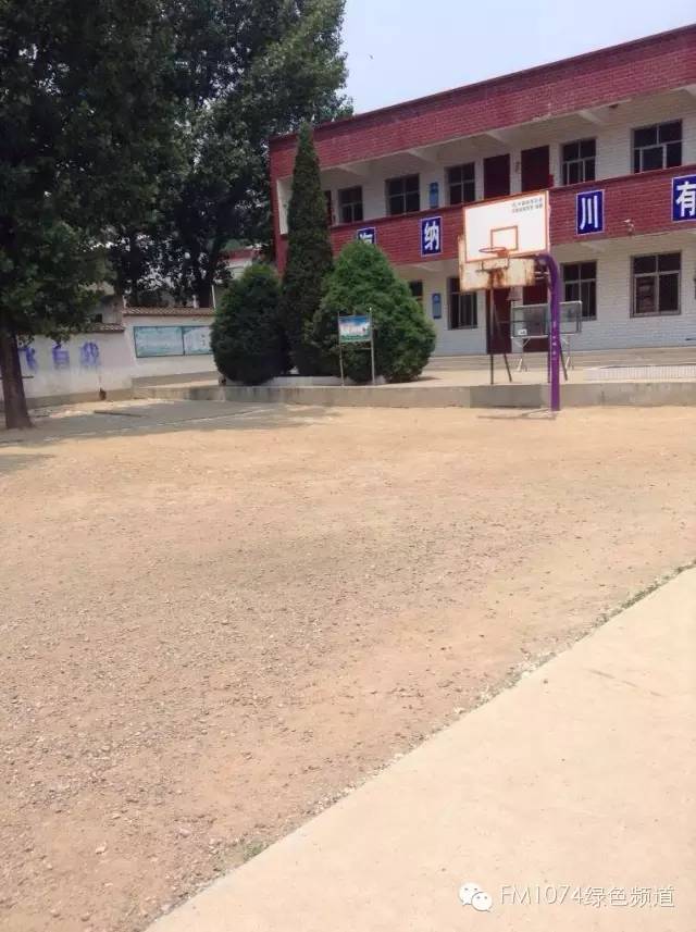 學(xué)校面積不大，只有一棟教學(xué)樓。