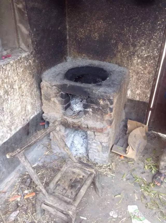 走訪另一個貧困家庭，進(jìn)去之后才知道什么是真正的一貧如洗、家徒四壁。