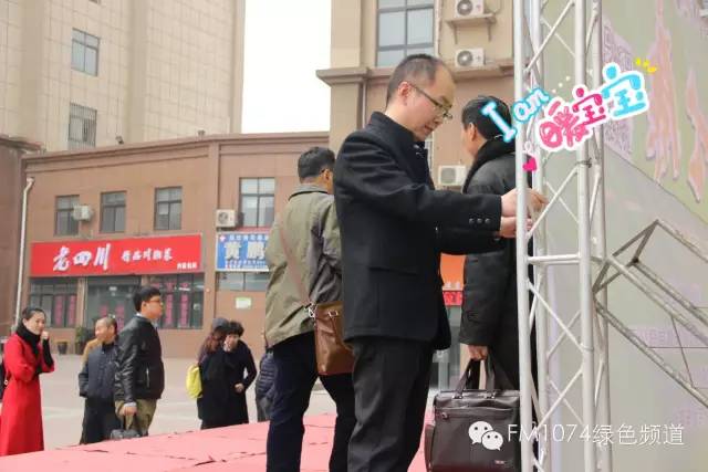 寒江副總監(jiān)親力親為，事無巨細(xì)。偶像真是暖暖惹人愛呢！