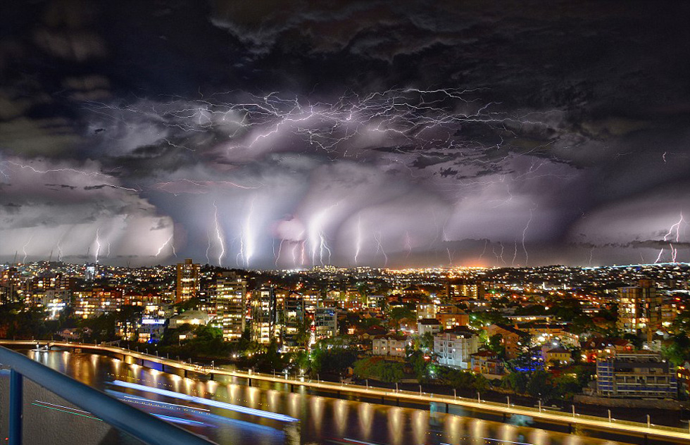 超10萬(wàn)次雷電襲擊布里斯班 電光沖天場(chǎng)面震撼 超10萬(wàn)次雷電襲擊布里斯班 電光沖天場(chǎng)面震撼