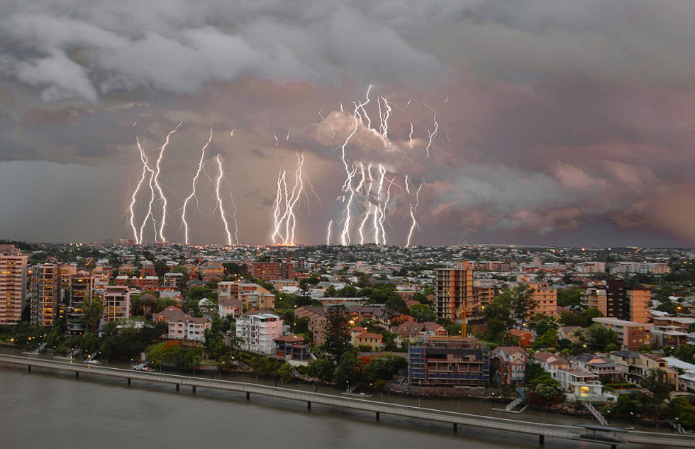 超10萬(wàn)次雷電襲擊布里斯班 電光沖天場(chǎng)面震撼 超10萬(wàn)次雷電襲擊布里斯班 電光沖天場(chǎng)面震撼