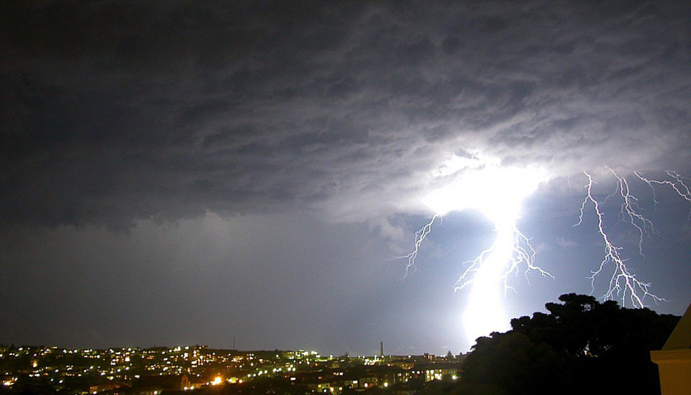 超10萬(wàn)次雷電襲擊布里斯班 電光沖天場(chǎng)面震撼 超10萬(wàn)次雷電襲擊布里斯班 電光沖天場(chǎng)面震撼