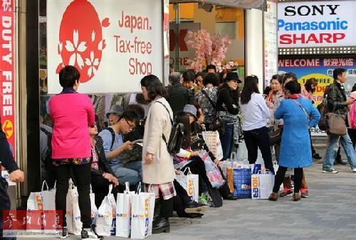 圖為東京街頭，中國游客隨處可見。