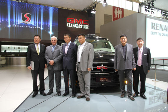 北京國際車展上，全新GMC S系列頂級商務(wù)車在亞太區(qū)首發(fā)。圖為企業(yè)領(lǐng)導(dǎo)與新車合影。