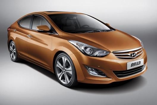 　　北京現(xiàn)代朗動(dòng)分別搭載1.6L和1.8L兩種發(fā)動(dòng)機(jī)，共7款車型。“流體雕塑”設(shè)計(jì)理念持身的朗動(dòng)看上