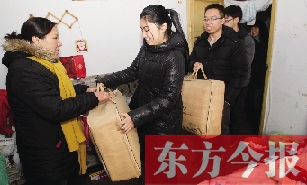 昨天下午，多位東方今報(bào)愛心讀者前往鄭州市困難戶家中贈(zèng)送棉被