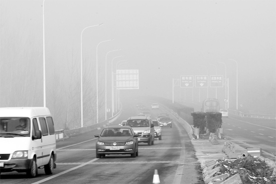 最近能見度不佳的天氣，給駕車上高速的車主提出了更多的要求