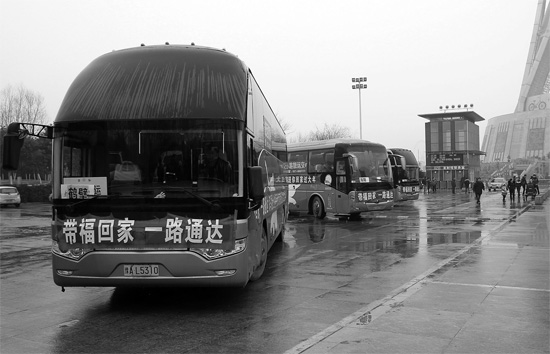 昨天上午10點(diǎn)，17輛愛(ài)心大巴從中原福塔廣場(chǎng)發(fā)車(chē)