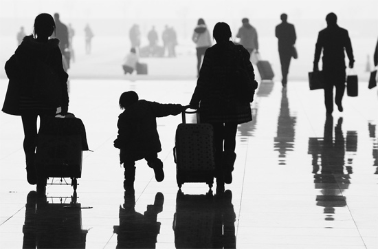 昨日，鄭州東站，一名孩子拉著媽媽和包裹快樂地奔走在春運的途中