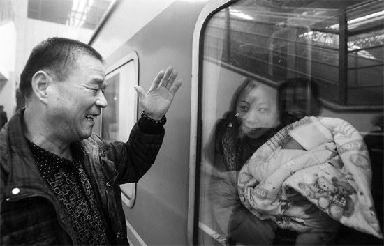 車要開了，史振星揮手向女兒懷中的外孫告別。女兒帶著剛剛出生43天的孩子，要到千里之外湖南的婆婆家過新