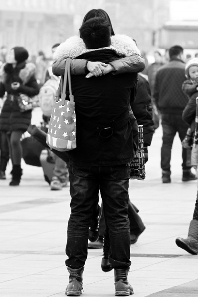 浪漫的情侶，離別時(shí)不忘激情擁抱