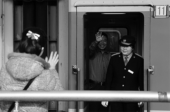 揮手向親人告別，并祝福一路平安