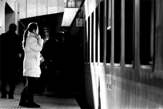 春運(yùn)大潮中，這樣難舍難分的身影總不時(shí)閃現(xiàn)在站臺(tái)上和廣場中