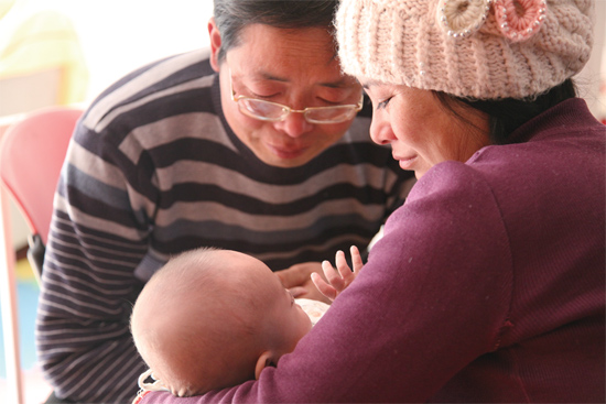 在“魯冰花舍”，李俊峰夫婦就這樣抱著奇奇看了好久