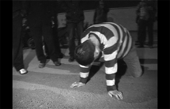 昨日凌晨，鄭州市化工路西段，渾身酒氣的男子出盡洋相