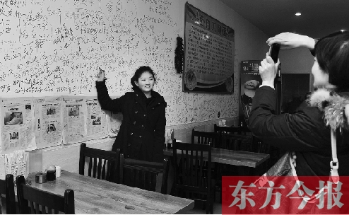 東方今報(bào)“一碗面的溫暖”還在延續(xù)，媒體和愛(ài)心人士的吃面接力熱情不減。