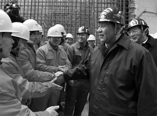 除夕前一天，習(xí)近平到北京地鐵8號(hào)線南鑼鼓巷站施工工地慰問農(nóng)民工和技術(shù)人員