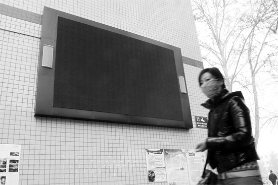 教育部下發(fā)通知，不僅要求學(xué)校引導(dǎo)學(xué)生勤儉節(jié)約，學(xué) 校也要節(jié)約辦公。昨天是開(kāi)學(xué)第一天，鄭州市39中校園