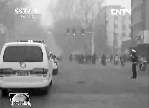 正值上下班高峰，交警調(diào)信號(hào)燈分流車輛