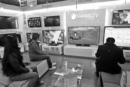 5日，鄭州市的家電賣場里，網(wǎng)絡(luò)電視正在同步直播兩會(huì)報(bào)道 東方今報(bào)記者張培方攝