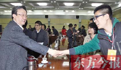 4月22日，省委書記、省人大常委會(huì)主任郭庚茂和“聚焦中博·河南行”中部六省媒體采訪團(tuán)成員親切握手