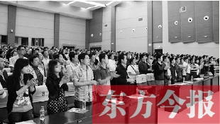 演員謝幕時，沒有觀眾離場，而是全部起立熱烈鼓掌