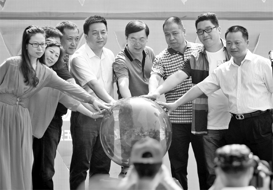 嘉賓們按動(dòng)啟動(dòng)球宣告“河南廣電全媒體青年創(chuàng)業(yè)俱樂(lè)部”正式成立