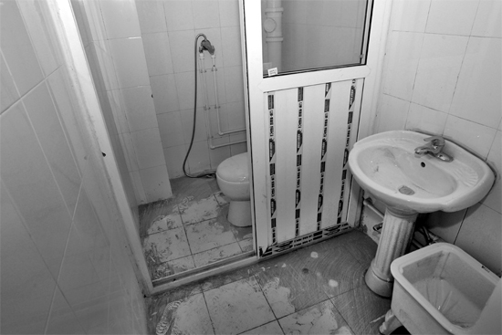 不僅周邊設(shè)施齊全，鄭州公租房室內(nèi)設(shè)施也齊全。圖為剛安裝好的衛(wèi)浴設(shè)施