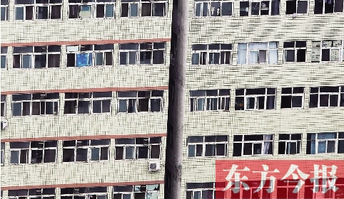 鄭州市城中村眾多類似這樣火柴盒式的房間，成了大中專畢業(yè)生們暫時(shí)安放青春和夢想的地方