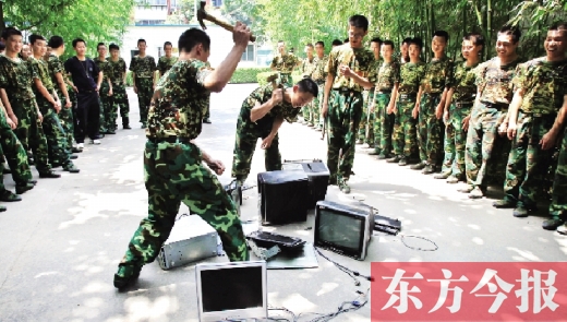 為了讓孩子表達(dá)戒除網(wǎng)癮的決心，學(xué)校組織孩子親手砸毀電腦