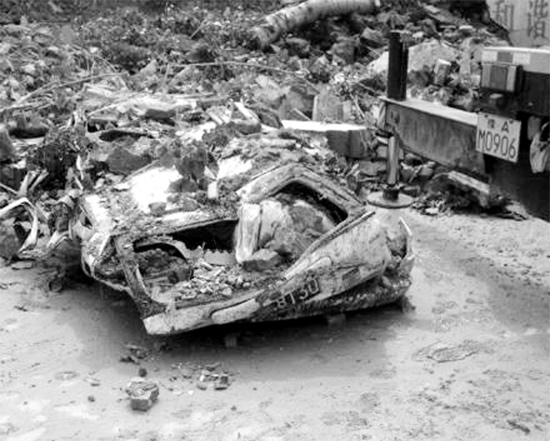 7月2日，新密市區(qū)，暴雨沖倒圍墻，一輛汽車被砸成“鐵餅”