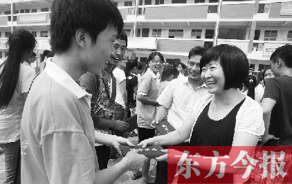 7月23日，晨鐘教育集團黨委書記張玲為支教大學生頒發(fā)證書