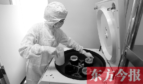 鄭州一專門儲存臍帶血的機構(gòu)，專業(yè)人員正在把臍帶血存放在儲藏箱里