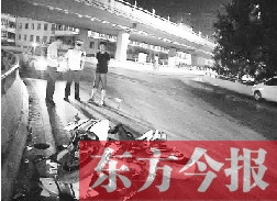 昨日凌晨3時(shí)，鄭州市區(qū)河醫(yī)立交橋下，交警在勘察現(xiàn)場(chǎng)