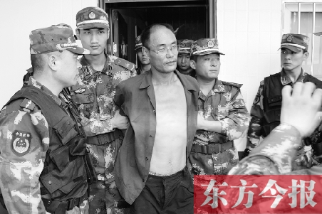 7月27日13時50分許，駐馬店市西平縣的“7·25”連環(huán)殺人案犯罪嫌疑人丁金華（左三）在禹州落網(wǎng)