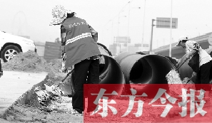 鄭州市鄭東新區(qū)，烈日下工作的環(huán)衛(wèi)工