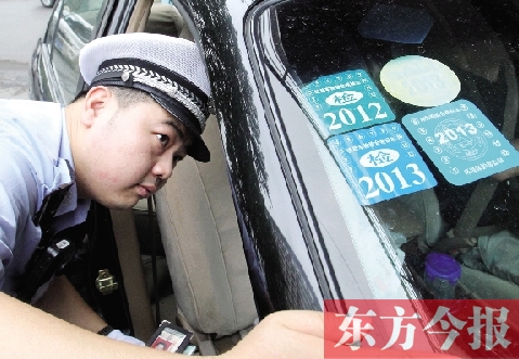 昨天上午，鄭州交巡警開始對(duì)進(jìn)入四橋一路的非綠標(biāo)車按闖禁行進(jìn)行處罰