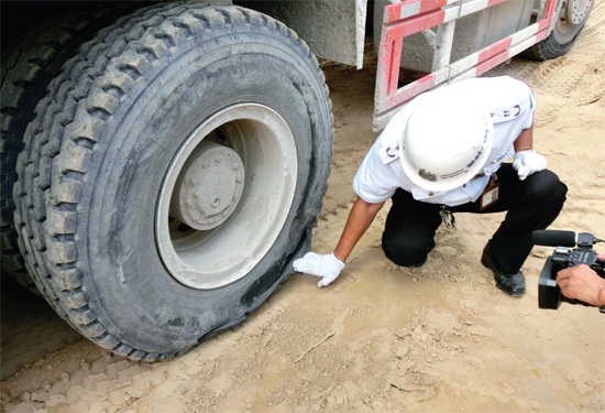 8月3日，棉紡路與六廠前街交叉口附近一輛水泥罐車突然爆胎，路邊一輛電動車被沖擊波震翻報廢