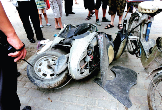 8月3日，棉紡路與六廠前街交叉口附近一輛水泥罐車突然爆胎，路邊一輛電動車被沖擊波震翻報廢