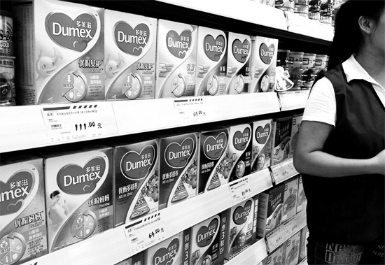 5日，鄭州一家超市內，多美滋其他階段奶粉仍在售，但無人問津