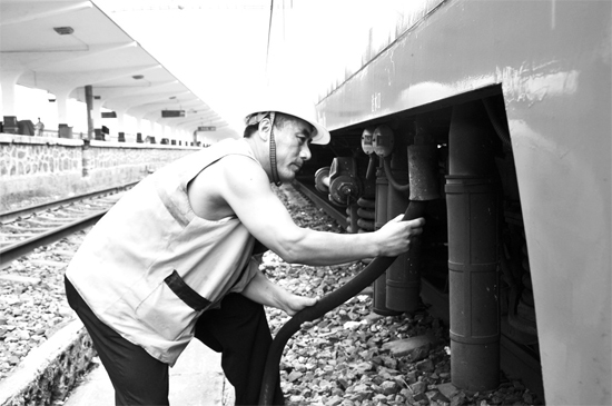 昨日，商丘火車站給水員在烈日下工作