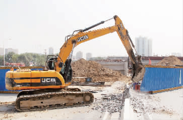 南陽(yáng)路、北環(huán)快速路立交橋?qū)⑦M(jìn)行封閉施工，圖為工人正在拆除隔離欄